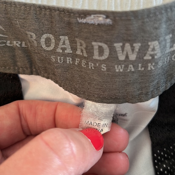 Rip Curl boardwalk shorts - Picture 4 of 9